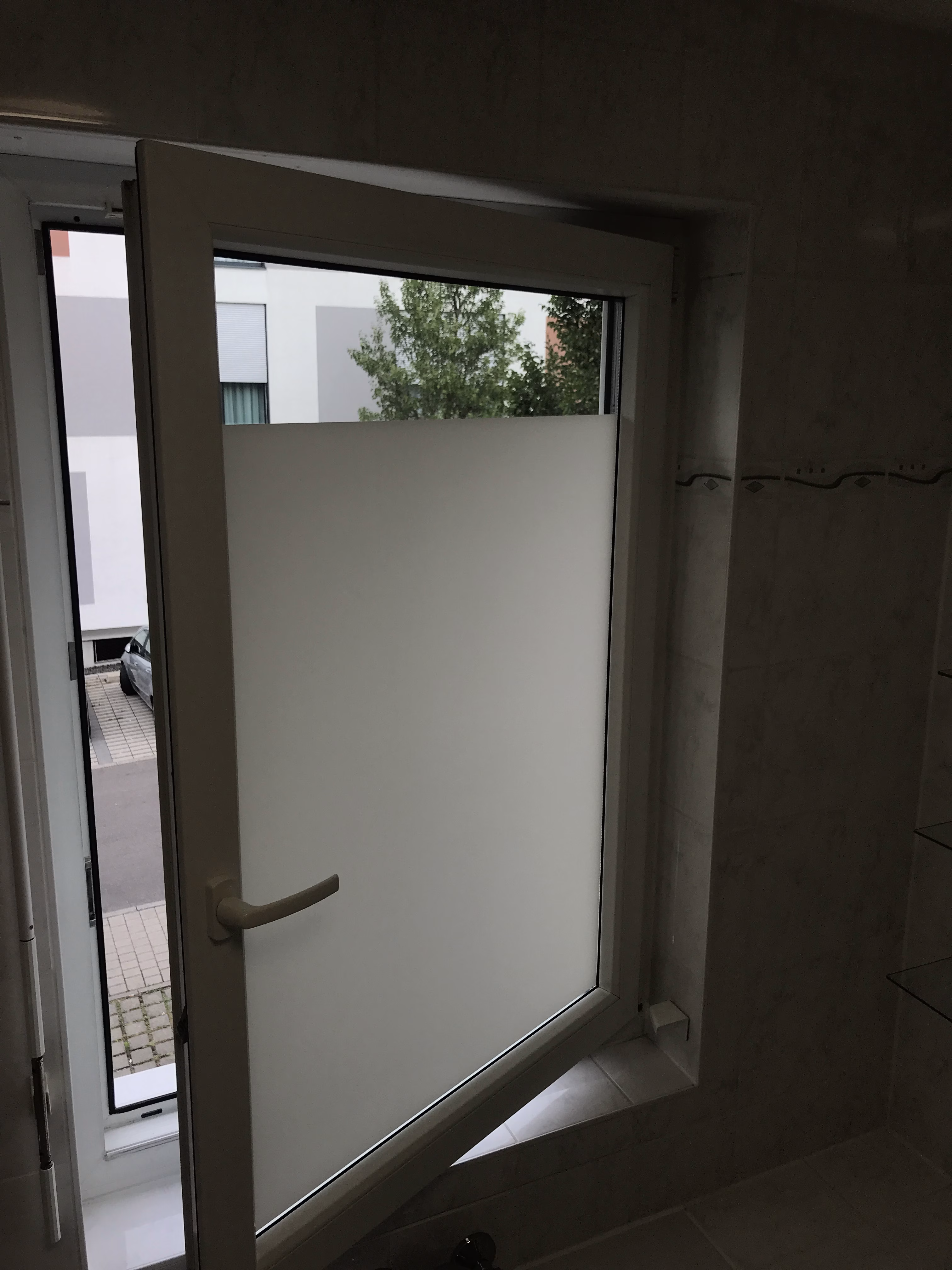 Mit blickdichter Sichtschutzfolie teilbeklebtes Fenster Mit blickdichter Sichtschutzfolie teilbeklebtes Fenster