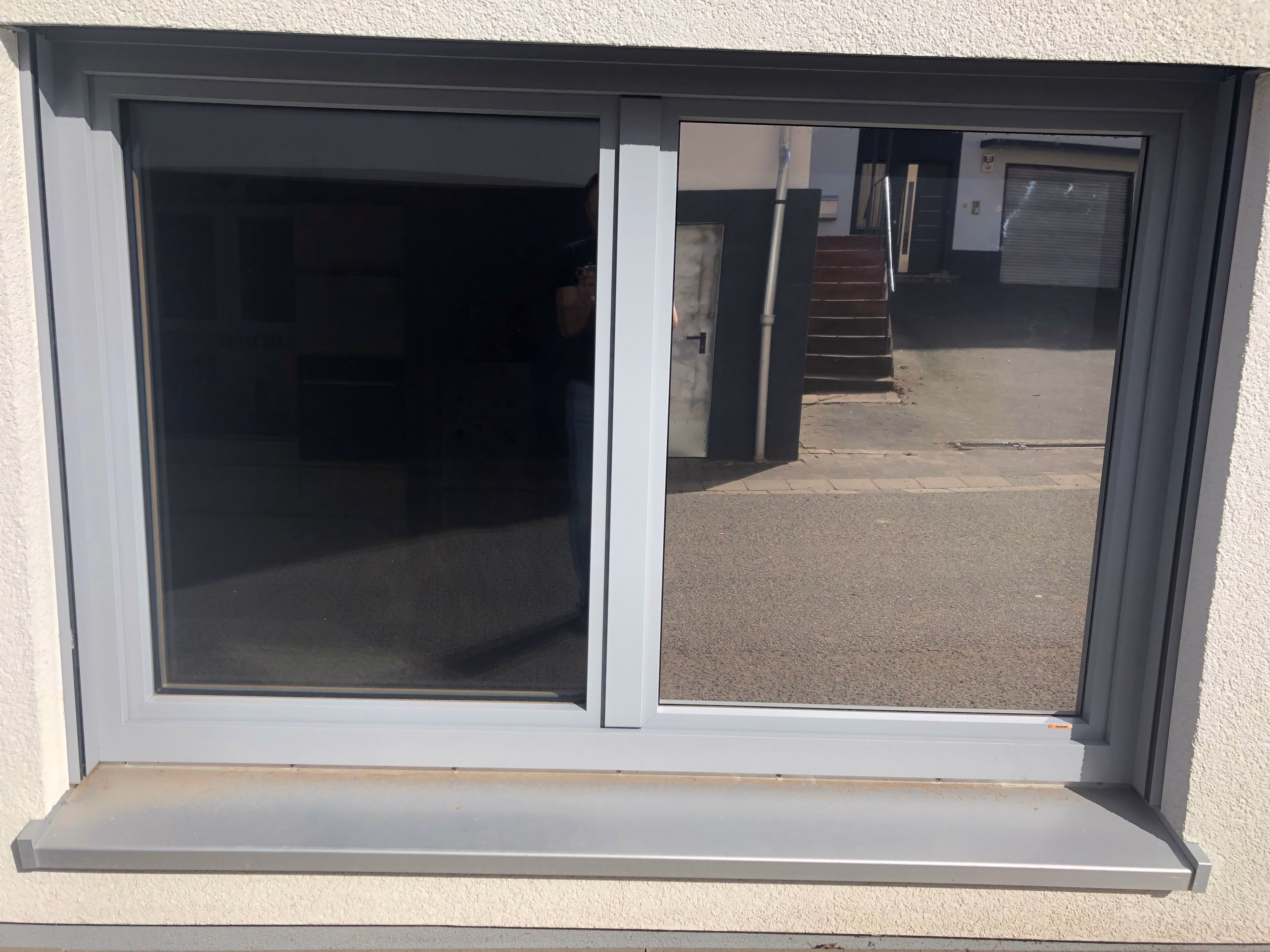 Spiegeleffektfolie silber mit Sichtschutz bei Tage