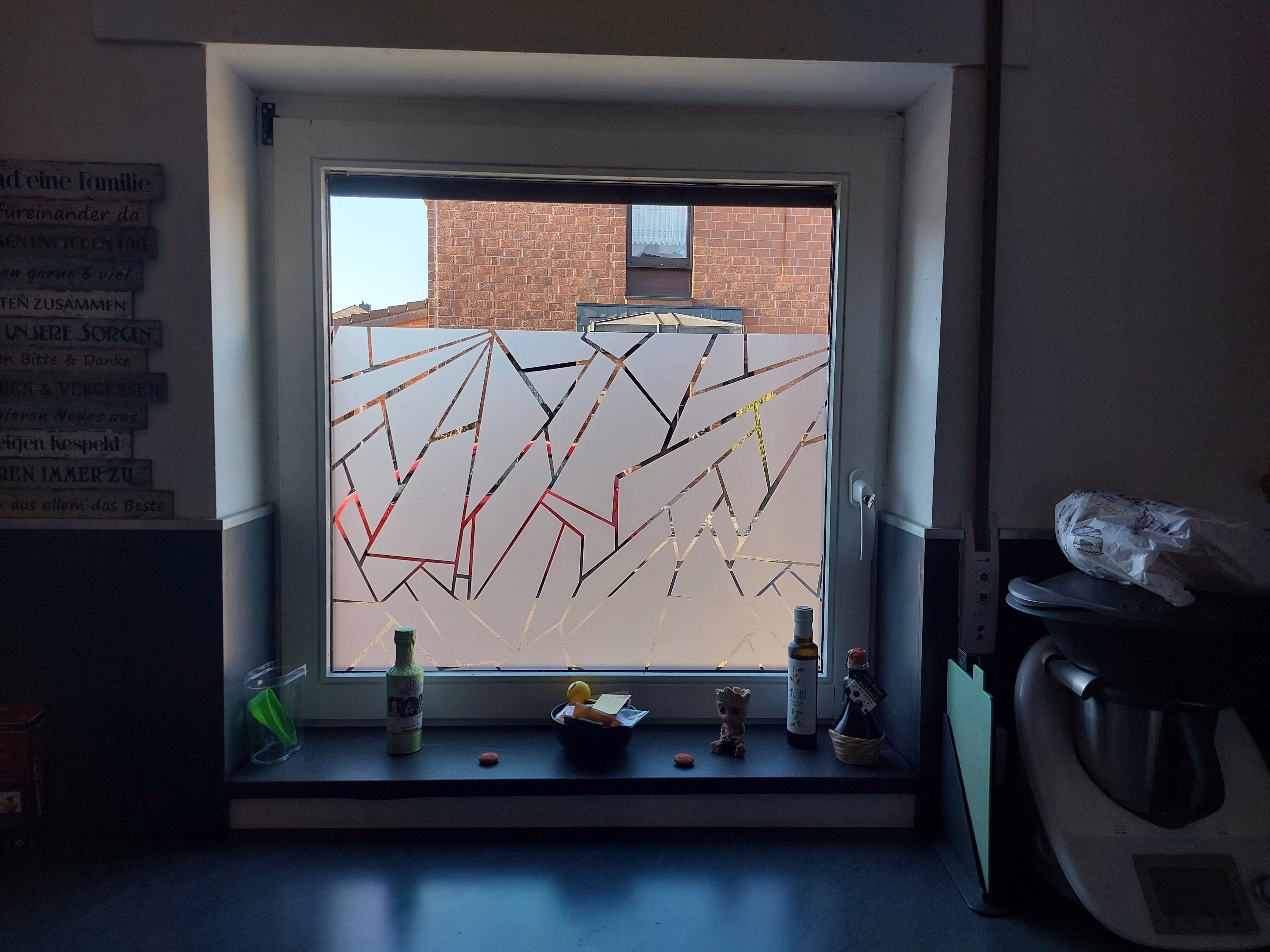 Küchefenster mit Sichtschutzfolie in Bruchglasoptik