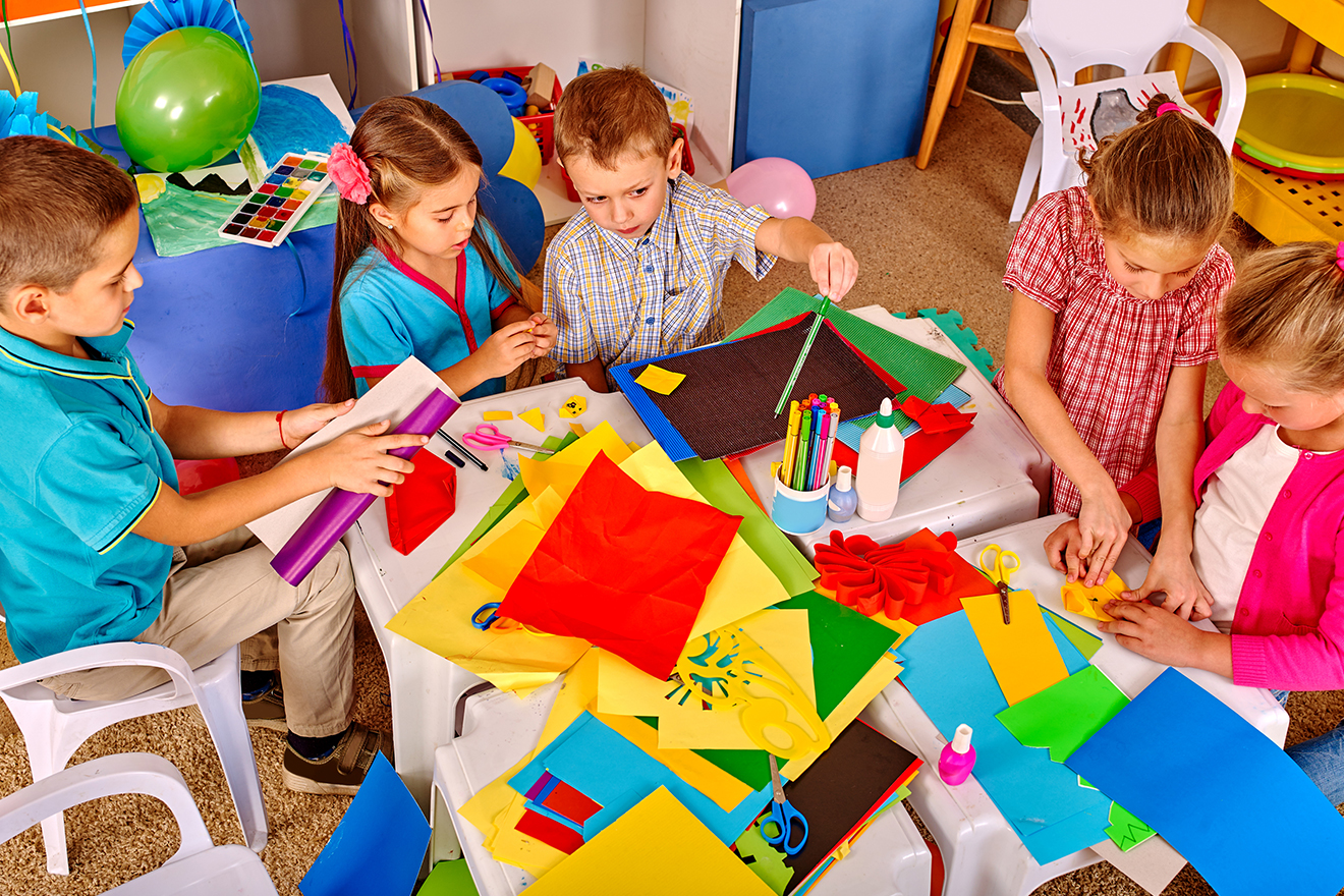 Kinder spielen mit bunter Bastelfolie
