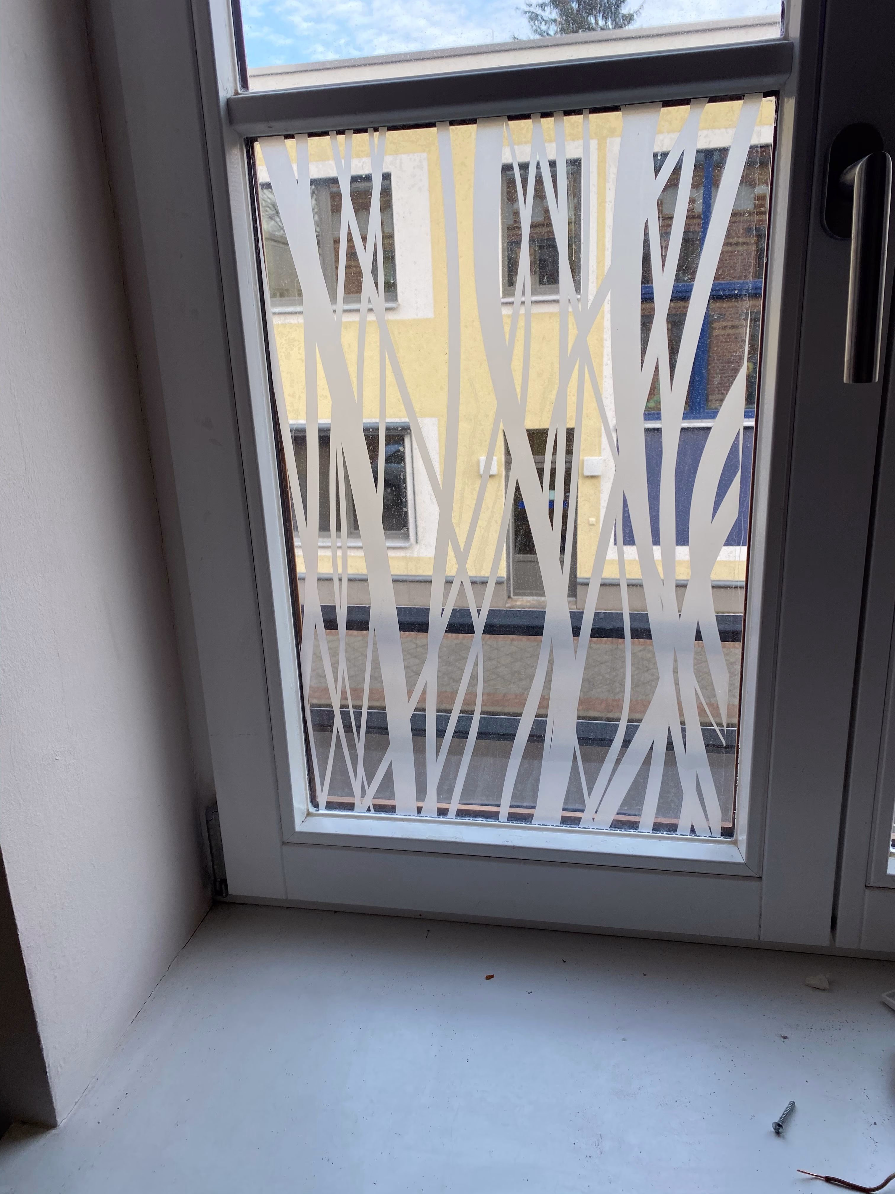 Dezenter Sichtschutz durch eine Dekorfolie mit weißen Ziergräsern