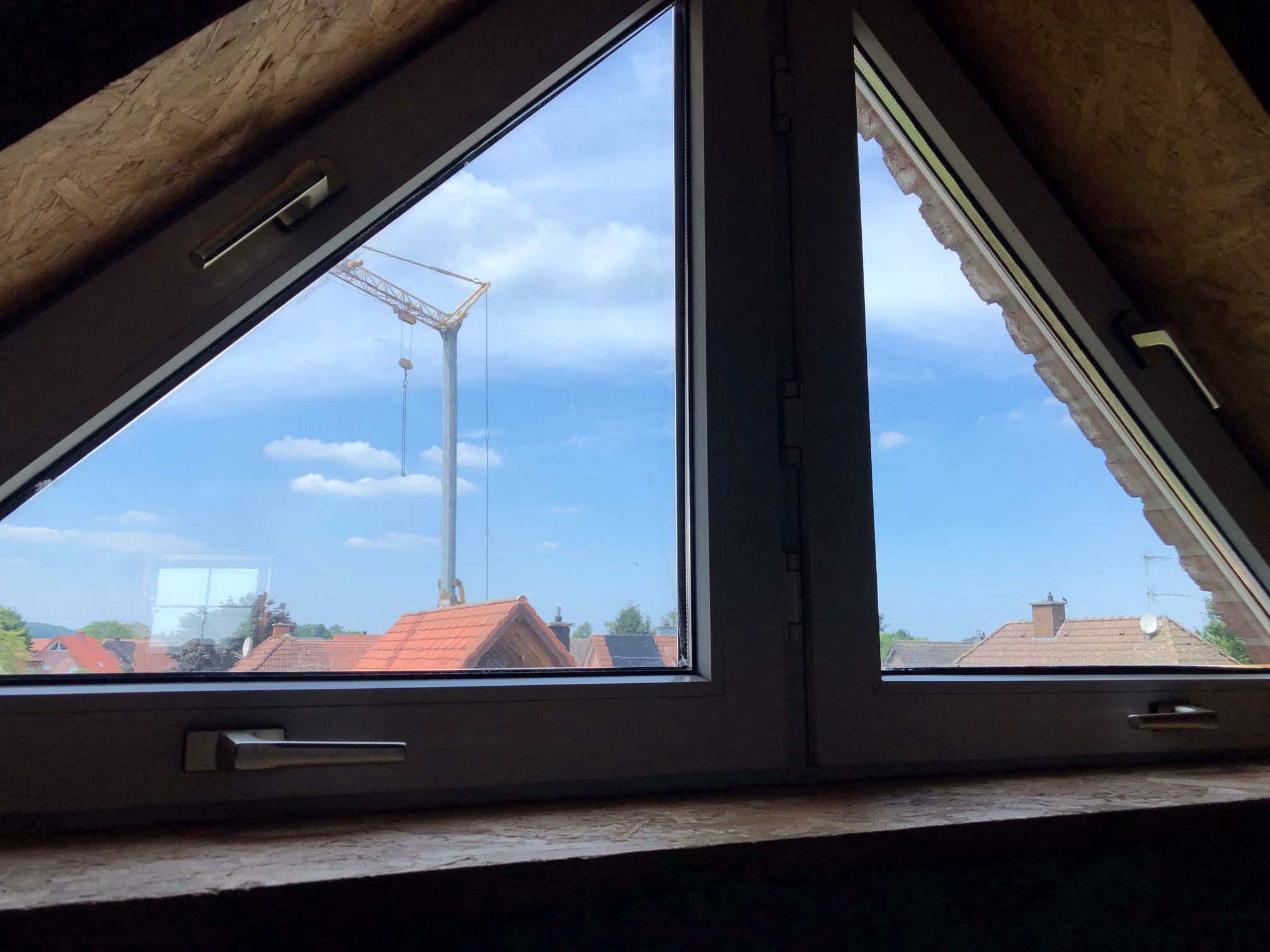 Sonnenschutzfolie silber dunkel auf einem Spitzboden Fenster