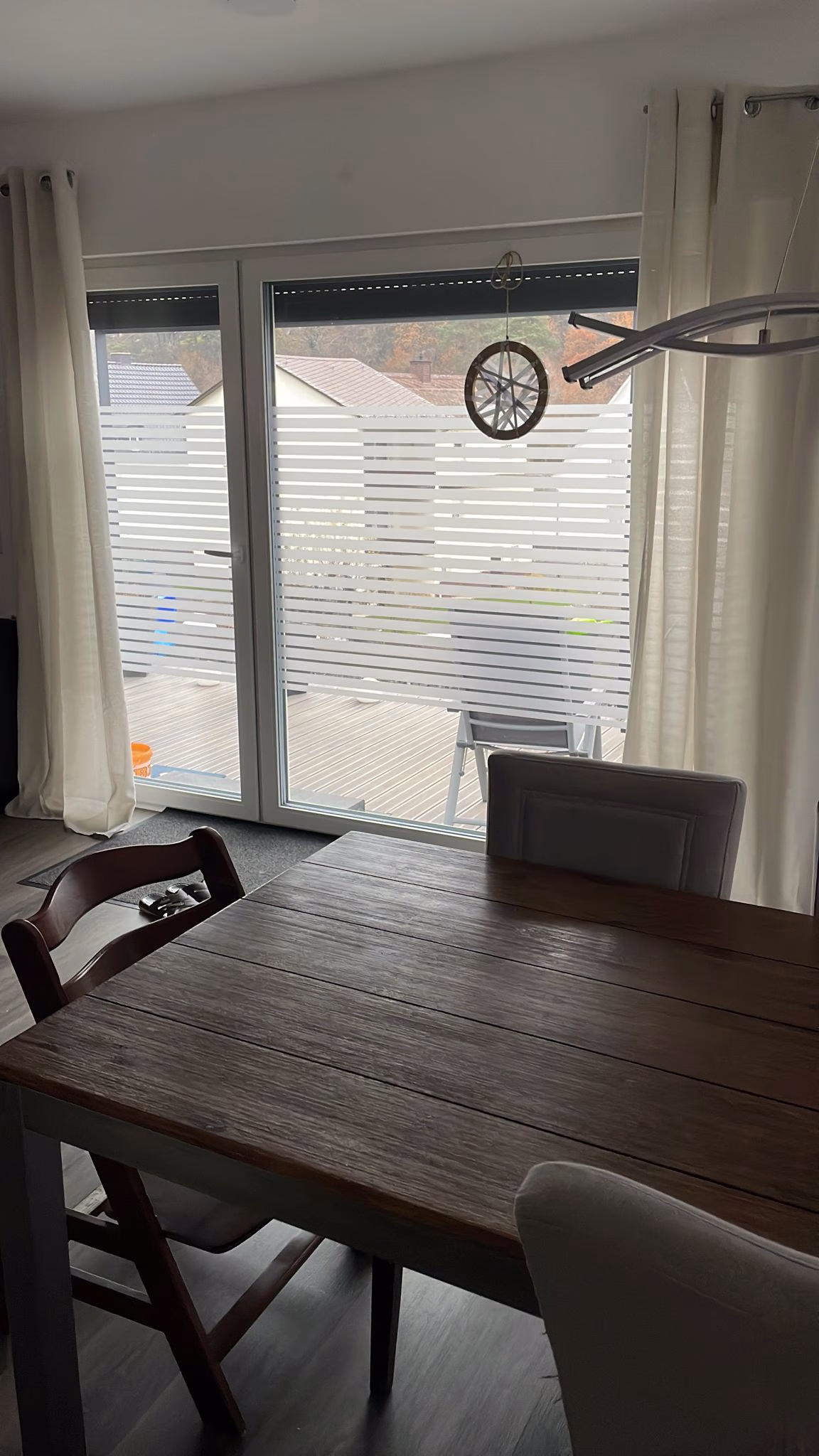 Matte Streifenfolie auf einem Wohnzimmerfenster Matte Streifenfolie auf einem Wohnzimmerfenster