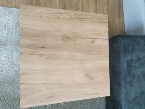 Möbelfolie in Holzoptik Kastanie auf einem Couchtisch