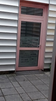 Glasdekor für die Haustür im Design "Hallo aus aller Welt"