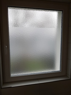 Antibakterielle Folie weiß matt bei Dunkelheit von außen fotografiert