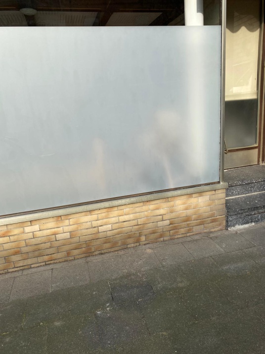 Detailaufnahme Schaufenster mit Milchglasfolie