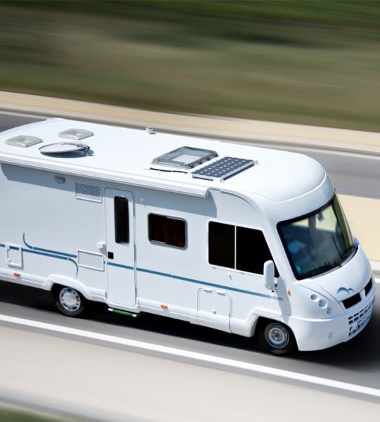 Selbsthaftender Sonnenschutz für Wohnwagen durch Folie