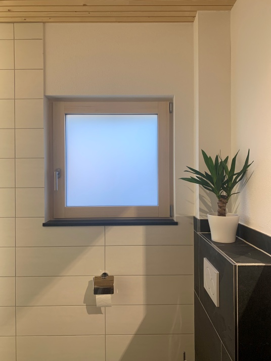 Milchglasfolie im Gäste WC sorgt für guten Sichtschutz