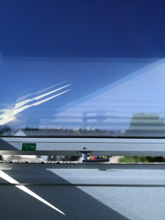 Dachfenster mit Sonnenschutzfolie silber dunkel verspiegelt ausgerüstet