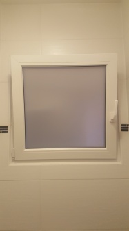 Blickdichter Sichtschutz durch Milchglasfolie im Badezimmer.