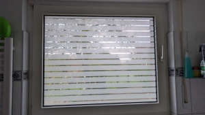 Dekorative Streifenfolie auf einem Fenster im Badezimmer