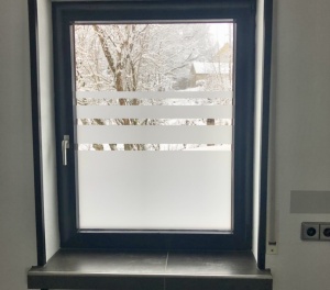Fensterfolie mit Streifen als Maßzuschnitt