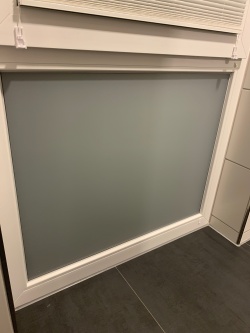 Fensterfolie in weiß matt blickdicht