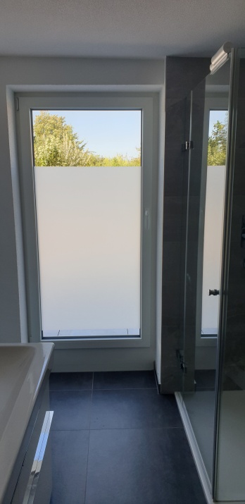 Milchglas Fensterfolie als Sichtschutz im Badezimmer