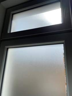 Fensterfolie in Frostglasoptik auf zwei Fenstern