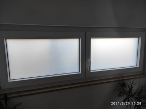 Weiß opake Milchglasfolie auf einem Doppelfenster