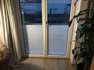 Hafttextil Gewebefolie als halbhohe Sichtschutzfolie am Fenster
