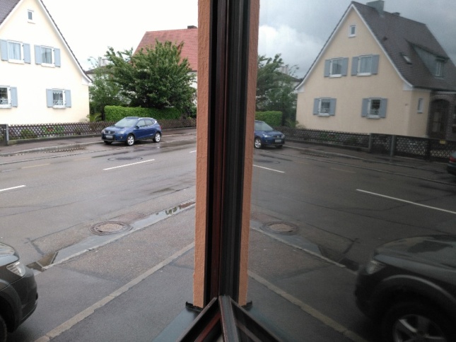 Spionspiegelfolie in bronze verspiegelt auf einem Fenster