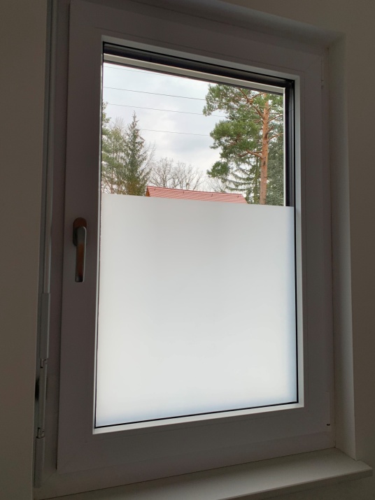 Sichtschutz Fensterfolie in Milchglas auf einem Flügelfenster