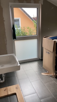 Sichtschutzfolie wie gesandstrahltes Glas im Badezimmer