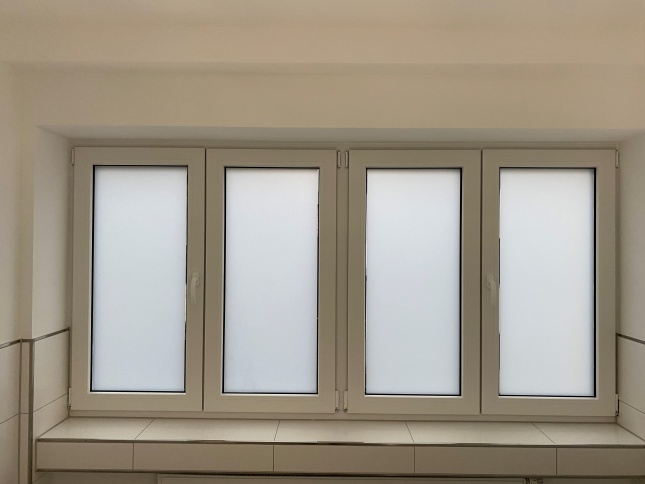 Perfekter Sichtschutz durch weiß matte Fensterfolie am Tag