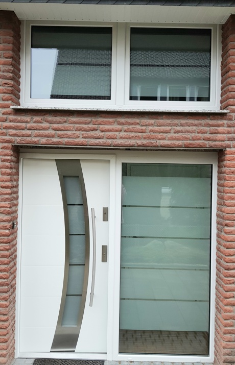 Milchige Fensterfolie auf einer Haustür als Sichtschutz