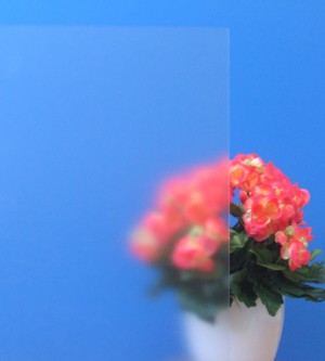 Sichtschutzfolie Ätzglasdesign weiß matt vor einem blauen Hintergrund