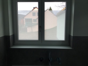 Textilgewebefolie als Sichtschutz im Badezimmer angebracht