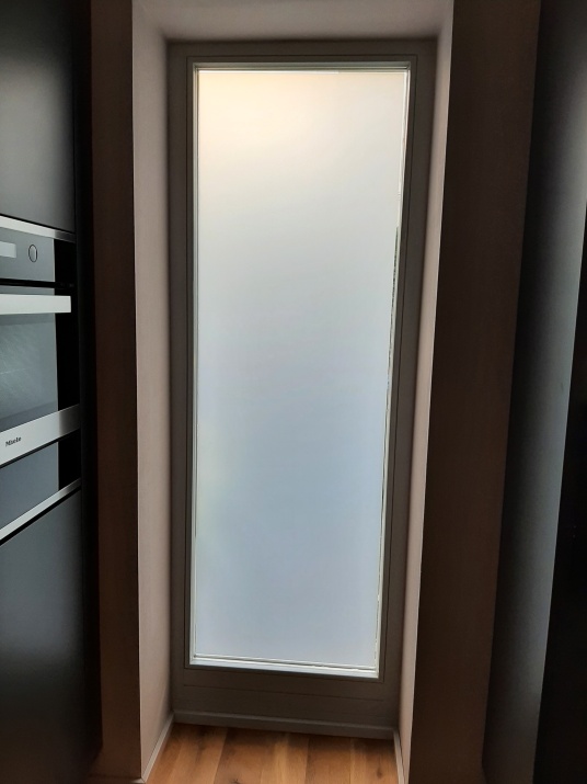 Bodentiefes Fenster mit Milchglasfolie nachgerüstet