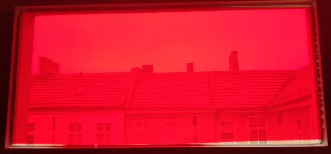 Vollflächig angebrachte selbsthaftende rote Farbfolie an einem Fenster