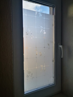 Adhäsionsfolie in der Optik von Bleiglas mit Blumen
