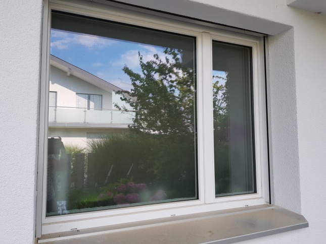 Selbsthaftende Sichtschutzfolie auf einem Küchenfenster angebracht in der Außenansicht.