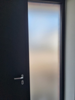 Weiß matte Sichschutzfolie auf einem Türfenster angebracht