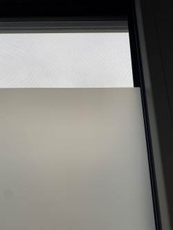 Nahaufnahme Milchglasfolie auf Badezimmerfenster