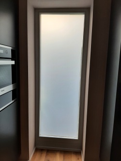 Bodentiefes Fenster mit Milchglasfolie nachgerüstet