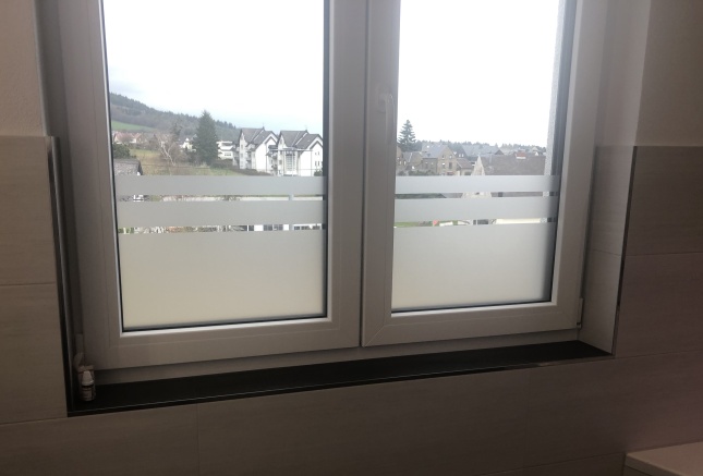 Individuelles Glasdekor aus Sichtschutzfolie Sandstrahldesign