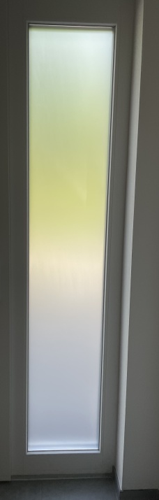 schmales Fenster mit Milchglasfolie