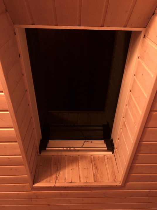 schwarze Verdunkelungsfolie auf einem Dachfenster