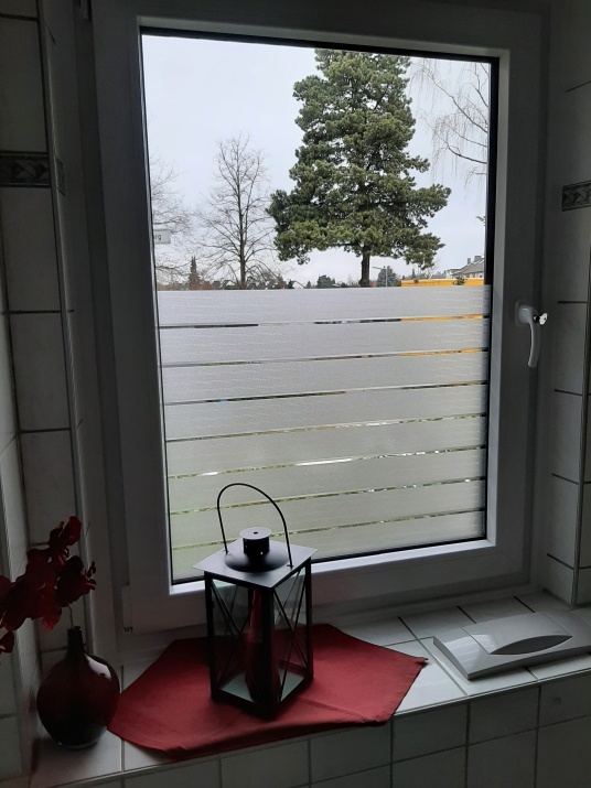Sichtschutz Streifenfolie mit 65mm Breite auf einem Fensterglas