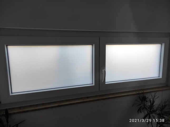 Weiß opake Milchglasfolie auf einem Doppelfenster