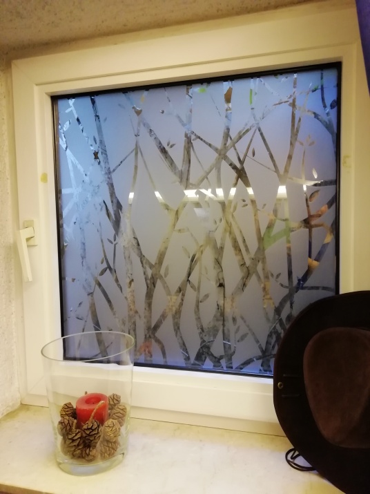 selbstklebende Dekorfolie in Waldoptik für Fensterglas