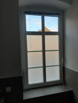 Kastenfenster mit milchiger Folie