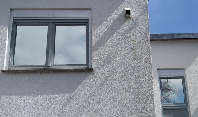 Außenansicht einer Wärmeschutzfolie silber dunkel verspiegelt