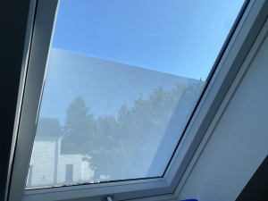 Textilfolie MaZe auf einem Dachfenster