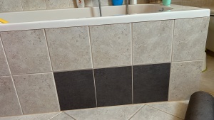 Fliesenfolie Beton an einer Badewanne
