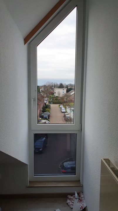 Kleberlose Sonnenschutzfolie bereits auf dem unteren Fenster im Schlafzimmer