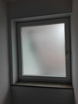 Selbsthaftende Sichtschutzfolie auf dem ganzen Fenster aufgebracht.