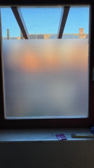 Antibakterielle Fensterfolie weiß matt mit Sichtschutz