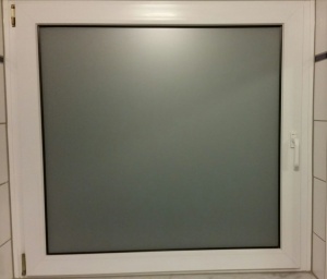 Blickdichte Milchglasfolie auf einem Badezimmer Fenster